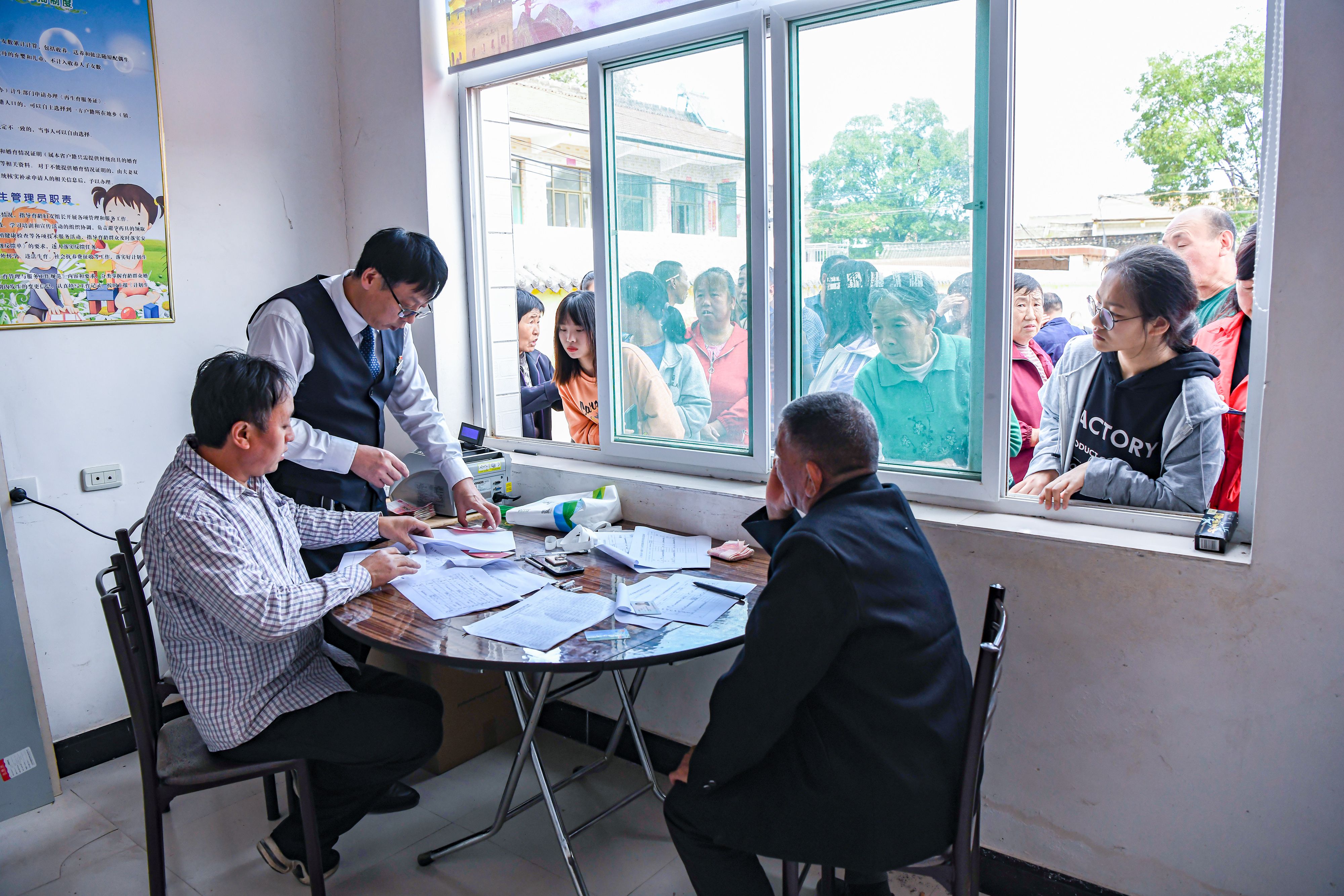 73.《變遷與堅守》長治審計中心張寅——2021年壺關(guān)農(nóng)商銀行工作人員在山后村委代收款項 (1)