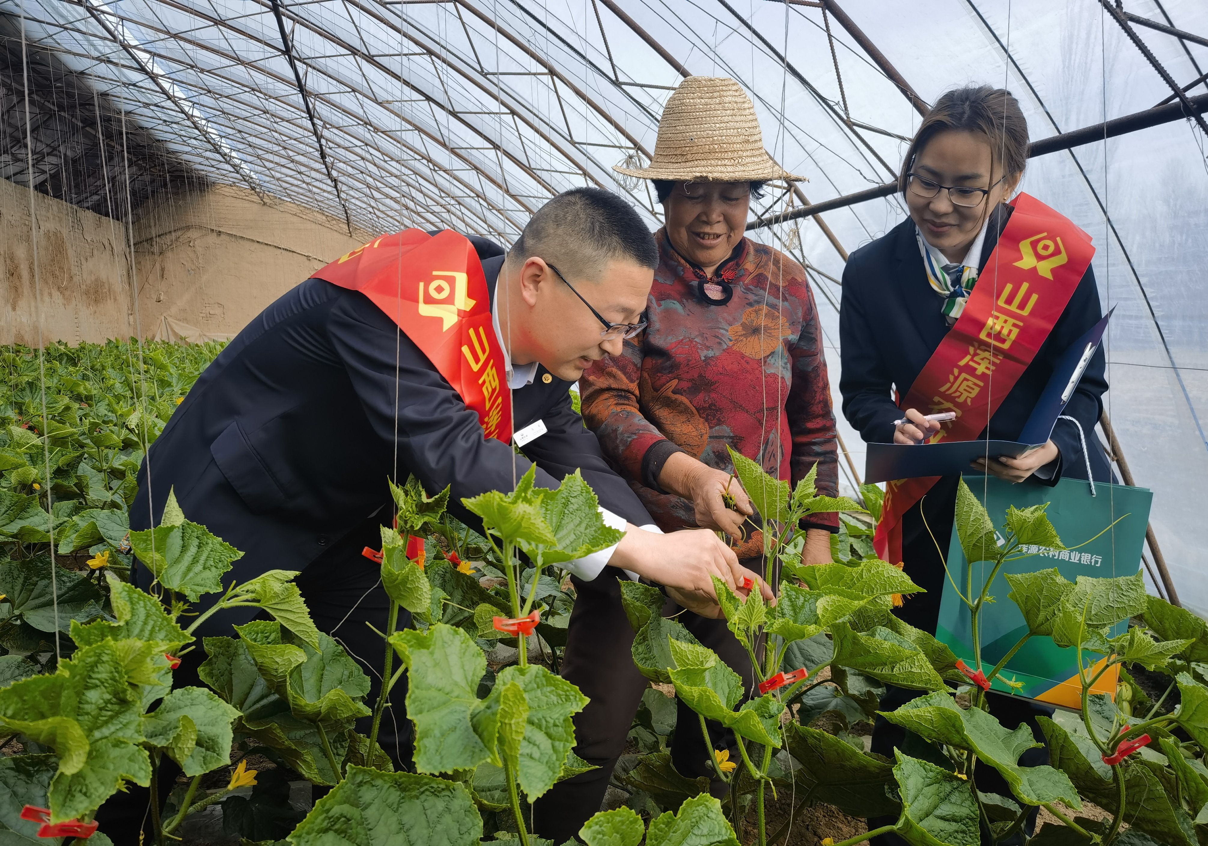 5.《“金融活水”潤三農(nóng)》渾源農(nóng)商銀行胡文杰 (2) 5.《“金融活水”潤三農(nóng)》渾源農(nóng)商銀行胡文杰 (2)